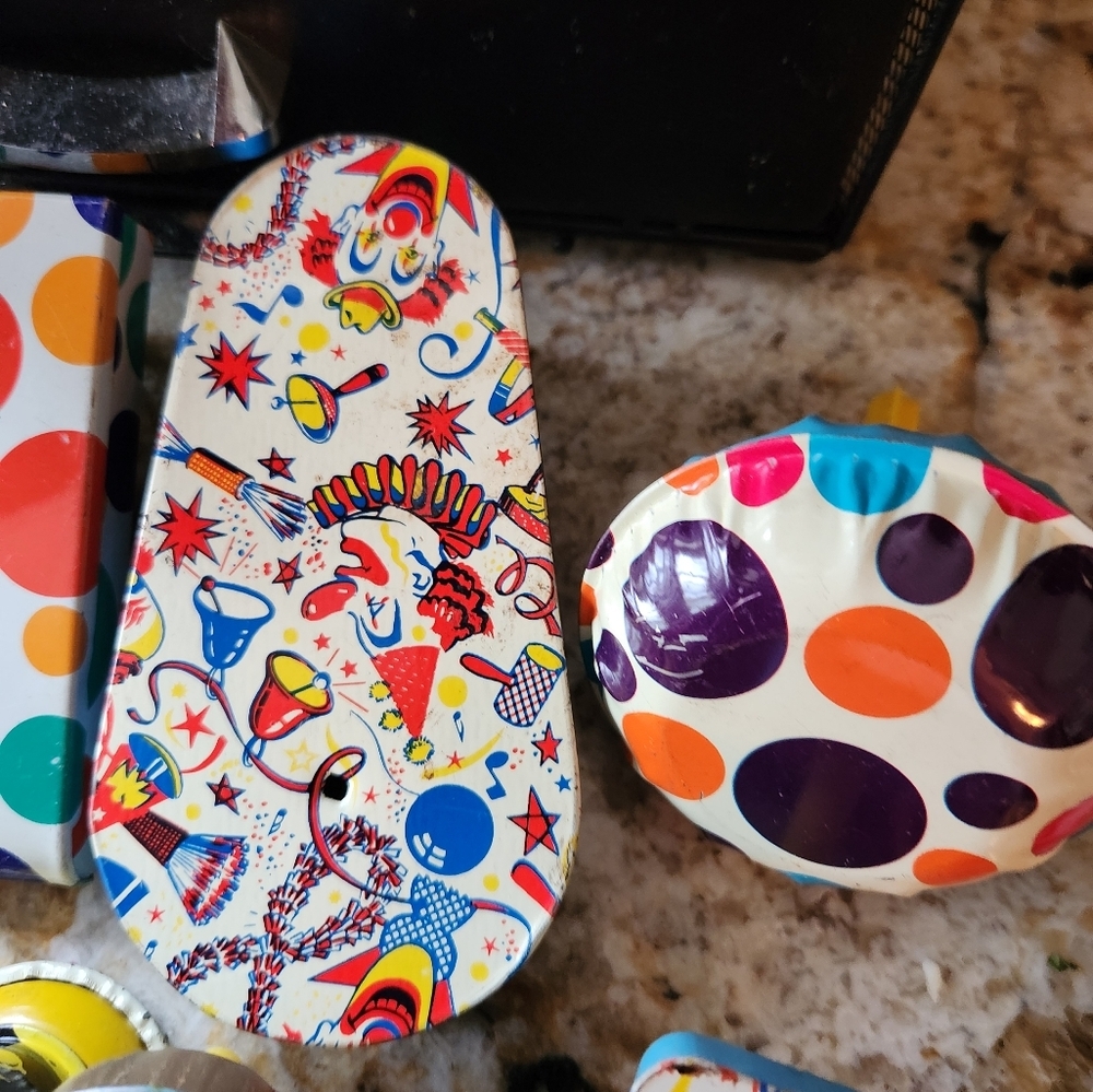 Set Of 12 Colorful Vintage Party Noise Maker Tin Spinner - Picture 4 of 13